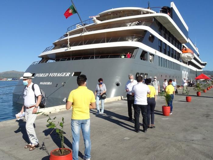 El World Voyager, de origen alemán, pertenece a la compañía Nicko Cruises y se trabaja en una empresa especializada en cruceros fluviales que también ofrece rutas marítimas.