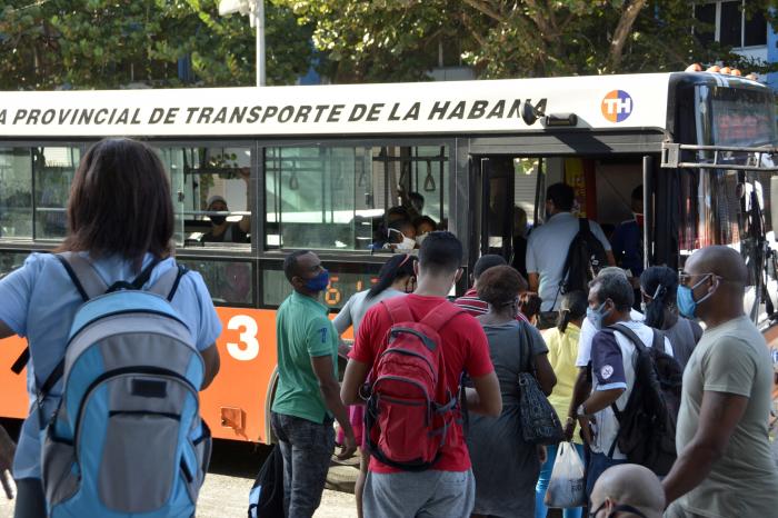 Calle 23 entre P e Infanta, La Habana. Transporte urbano.