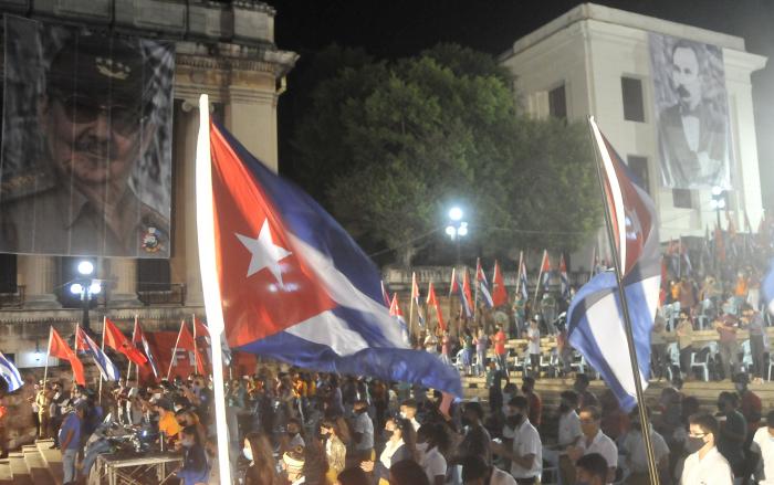 Jose Marti en un cartel en la Universidad de la Habana y  bandera cubana.