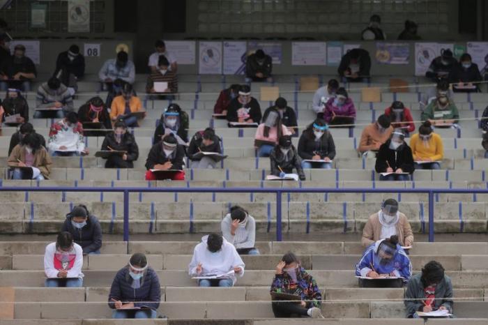 Estudiantes ante el examen de admisión a la UNAM, en Ciudad de México, en agosto de 2020.