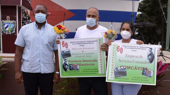 Carlos Luis Garrido Pérez, miembro del Comité Central del Partido y su primer secretario en Ciego de Ávila, entregó el diploma que acredita a esta como provincia destacada en la emulación.