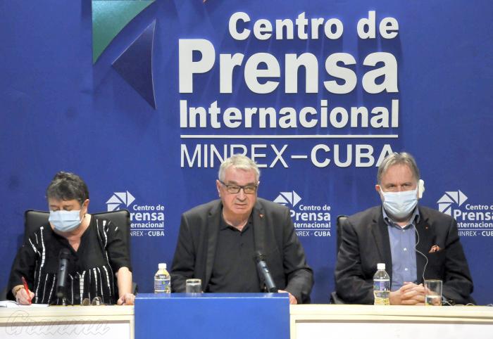 Parlamento Europeo del Partido de Izquierda en conferencia de prensa.