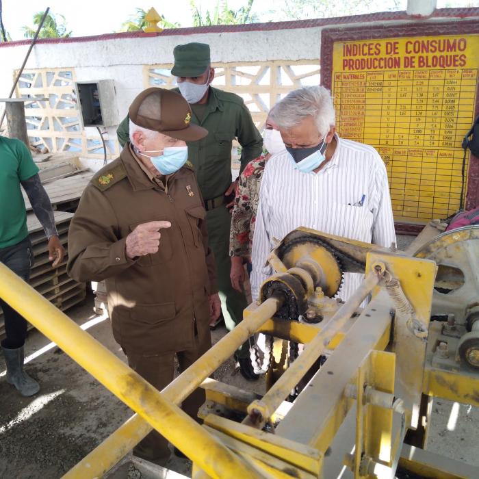 En la UEB Plomac de Encrucijada, Ramiro Valdés chequea la producción de material