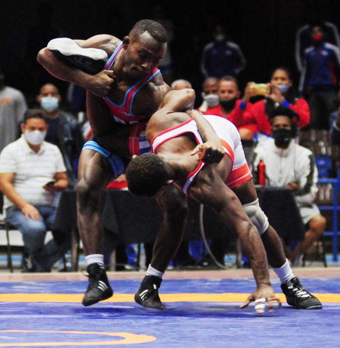 Combate de lucha libre de los 57 Kg entre Yowley Bonnet (rojo) y Reineris Andreu(azul) en la Gala de la Lucha cubana, desarrollada en el Coliceo de la Ciudad Deportiva, Cerro