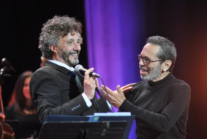 Concierto Fito Paez Escencial, como parte del VI Festival Leo Brouwer. En la foto el maestro cubano Leo Brouwer (d) y el cantante argentino Fito Paez (i), en el Tearto Karl Marx. La Habana, Cuba.
