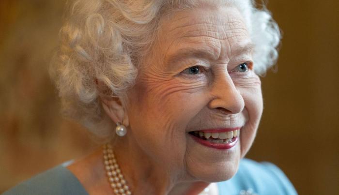 La reina Isabel II de Inglaterra dio positivo por COVID-19 