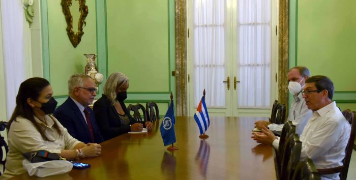 El ministro de Relaciones Exteriores de Cuba, Bruno Rodríguez Parrilla, y el secretario general de la Asociación de Estados del Caribe, Rodolfo Sabonge