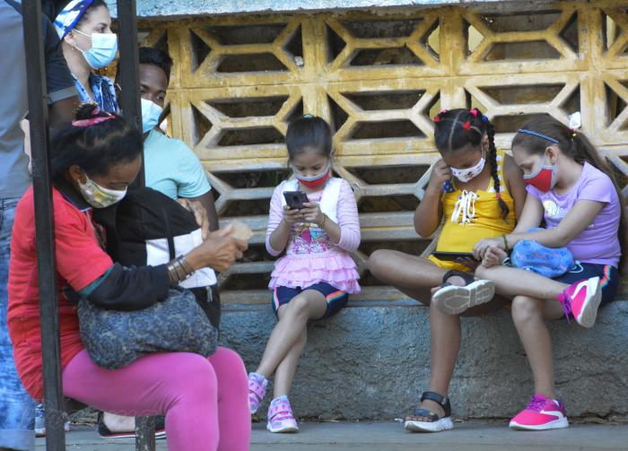 Nueva normalidad con la COVID-19 en La Habana. Parada de J y 23, Vedado.
