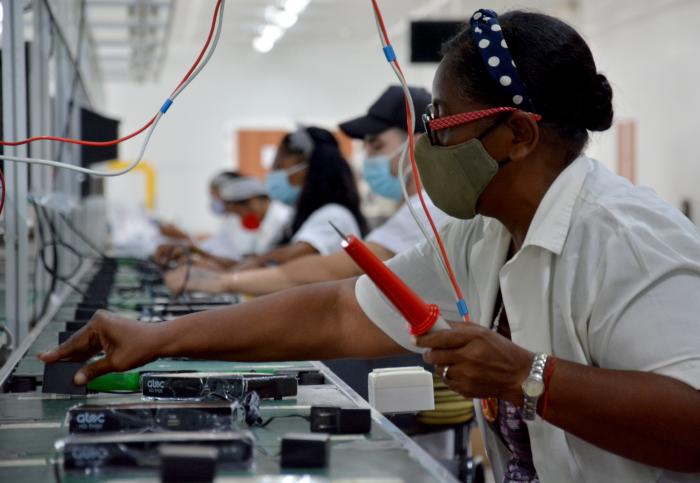 Ensamblan en la empresa nacional de electrónica, las cajas descodificadoras de TV