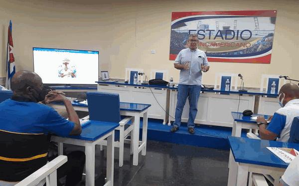 El Dr. C. Félix Julio López Alfonso, decano del Colegio San Gerónimo de La Habana, inauguró el diplomado con la conferencia magistral El beisbol en el alma de Cuba.