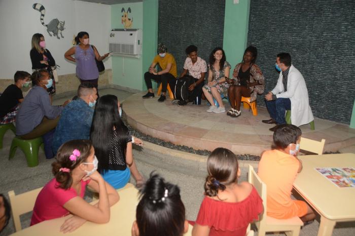 Los protagonistas de la serie compartieron con los niños en el Hospital Pediátrico Provincial Paquito González Cueto