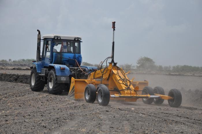 Empresa Agroindustrial de Granos Sur del Jíbaro-Los trabajos de nivelación de los suelos contribuyen también al ahorro de agua en Sur del Jíbaro