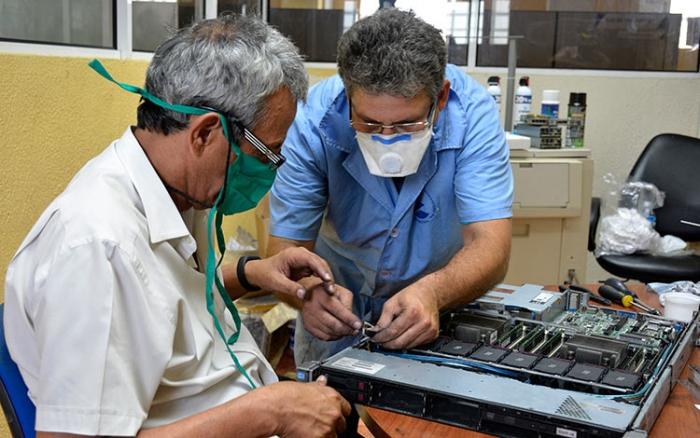 Técnicos de Etecsa desarrollan su labor en medio de la pandemia
