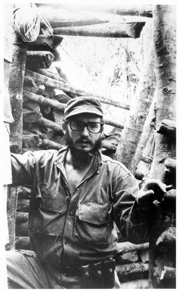 Fidel Castro en Radio Rebelde, junto a la puerta de la emisora en la Comandancia de La Plata, en la Sierra Maestra.