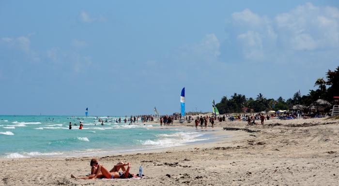 La llamada Playa azul dispone de 21 kilómetros de aguas cristalinas, transparentes y libres de sargazo, con seguridad acuática, en la península de Hicacos, al norte de la provincia de Matanzas. foto: Juvenal Balán