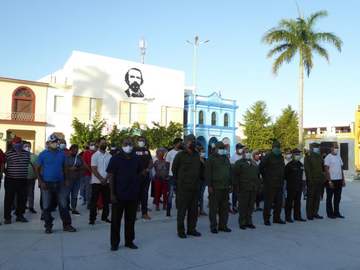 El Tributo al Padre de la Patria se efectuó en la Plaza de la Revolución con la participación de dirigentes políticos del territorio granmense, trabajadores y pobladores de Bayamo.