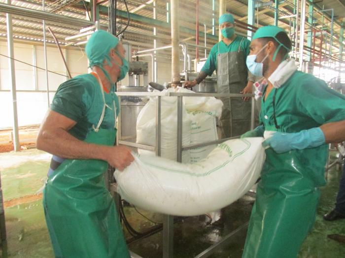 Cuando quienes laboran en el sector no estatal tienen confianza en las instituciones estatales, también están expresando su confianza en la Revolución, afirmó Díaz-Canel. FOTO: ORTELIO GONZÁLEZ