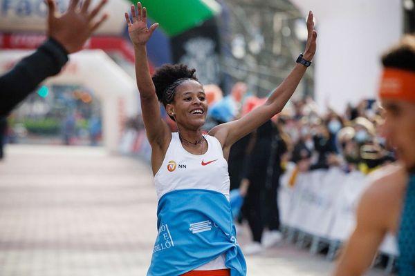 Yalemzerf Yehualaw impuso récord de 29:14 en los 10 km ruta.