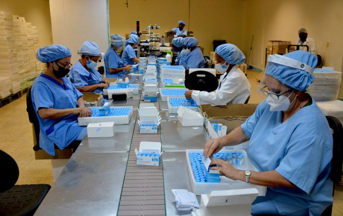 Trabajo sobre la producción de vacunas ABDALA en los laboratorios AICA del grupo Biocubafarma.