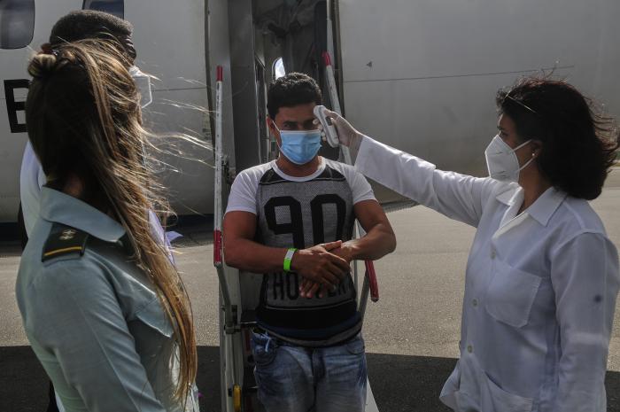 Traslado de grupo de emigrantes reptriados trasladados desde Las Bahamas, desarrollado en la terminal V del aeropuerto José Martí, Wajay, Boyeros