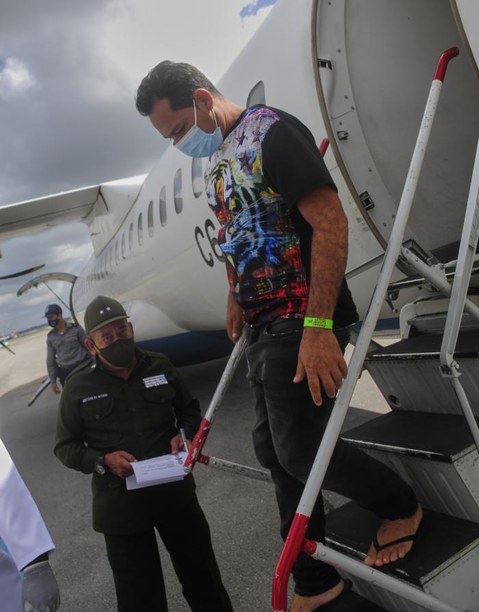 Traslado de grupo de emigrantes reptriados trasladados desde Las Bahamas, desarrollado en la terminal V del aeropuerto José Martí, Wajay, Boyeros