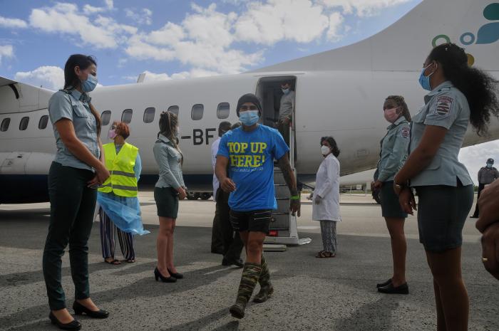 Traslado de grupo de emigrantes reptriados trasladados desde Las Bahamas, desarrollado en la terminal V del aeropuerto José Martí, Wajay, Boyeros
