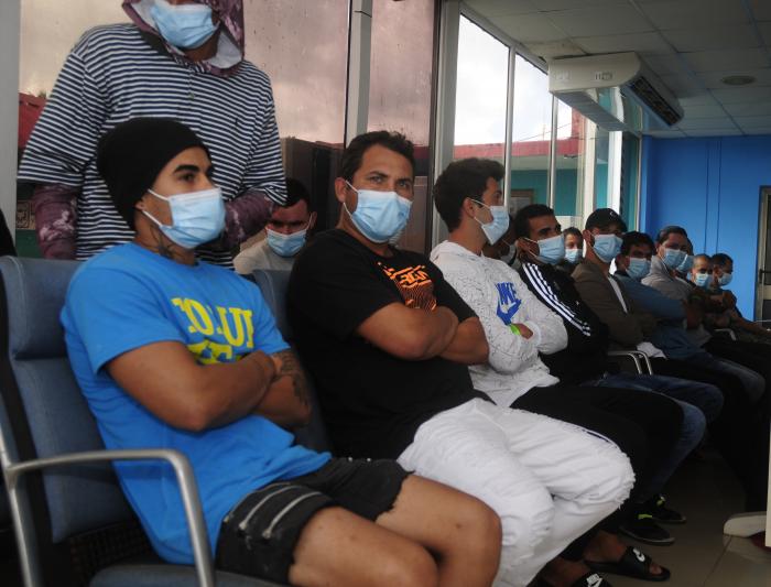 Traslado de grupo de emigrantes reptriados trasladados desde Las Bahamas, desarrollado en la terminal V del aeropuerto José Martí, Wajay, Boyeros