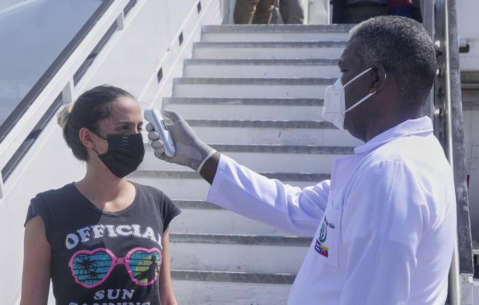 Devolución de emigrantes cubanos desde Mexico, desarrollado en el aeropuerto José Martí, terminal # 5, Wajay, Boyeros