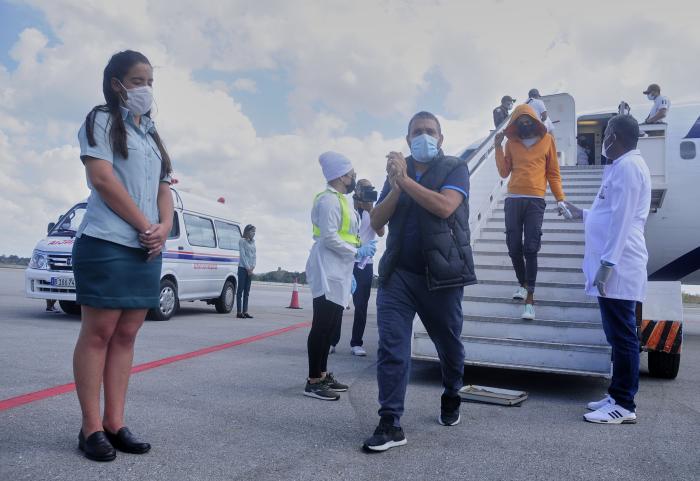 Devolución de emigrantes cubanos desde Mexico, desarrollado en el aeropuerto José Martí, terminal # 5, Wajay, Boyeros