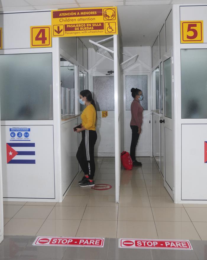 Devolución de emigrantes cubanos desde Mexico, desarrollado en el aeropuerto José Martí, terminal # 5, Wajay, Boyeros