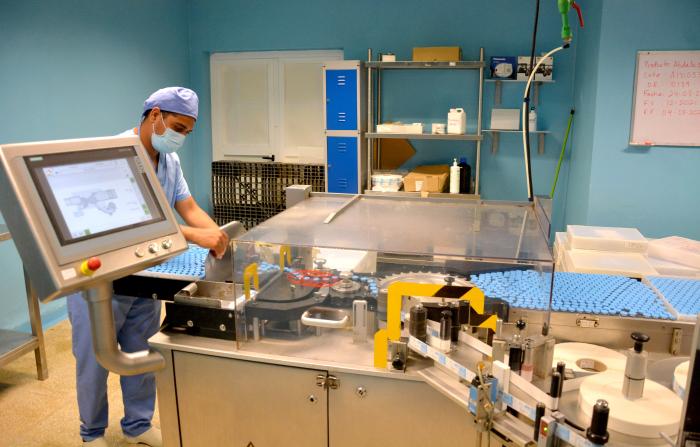 Trabajo sobre la producción de vacunas ABDALA en los laboratorios AICA del grupo Biocubafarma.