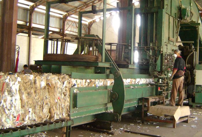 Pacas de alrededor de 500 kilogramos salen de esta añeja máquina con disímiles destinos dentro del país.