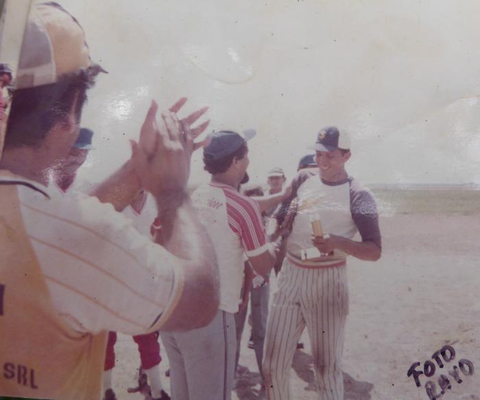 Foto, de puño y letra dedicada por Chávez al Rayo, memoria de uno de los juegos de pelota que compartieron. 