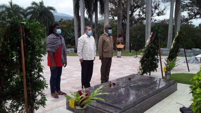 Las máximas autoridades de la provincia encabezaron el tributo ante la tumba del Comandante Juan Almeida. Foto: Yuzdanis Vicet.