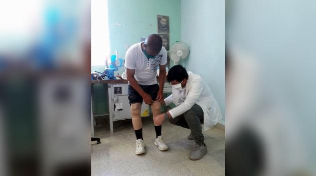 Ante la escasez de polietileno para hacer los corsés y férulas los especialistas de la institución utilizan tubos de PVC 