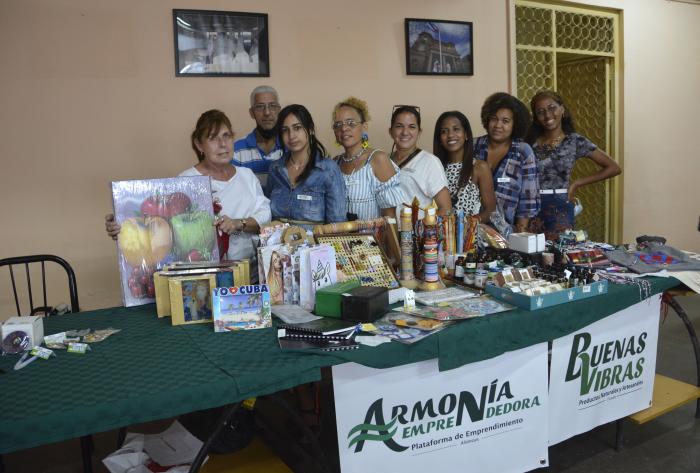 Día internacional de la mujer en Granma con la participación de mujeres emprendedoras de Centro Habana con su proyecto Buenas Vibras, Armonía Emprendedora.
