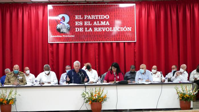 «En el núcleo debe discutirse todo lo que le interesa a la militancia y a la población, en especial las cuestiones que más los afectan directamente», afirmó Díaz-Canel. FOTO: ESTUDIOS REVOLUCIÓN