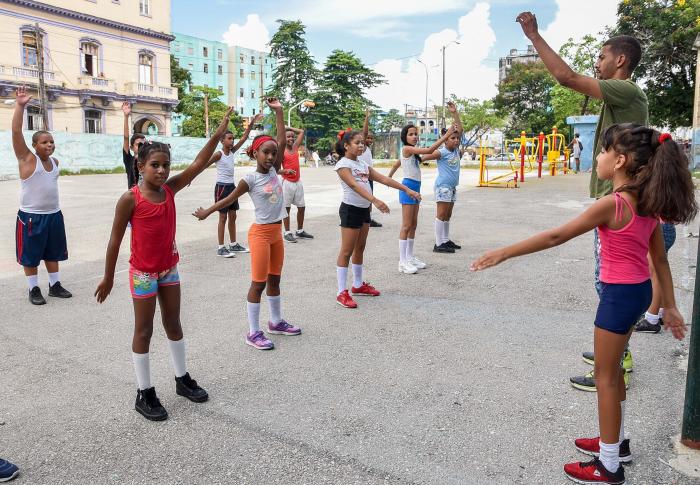 Niños durante una clase de Educación Física, en la Escuela Primaria Mario Muñoz