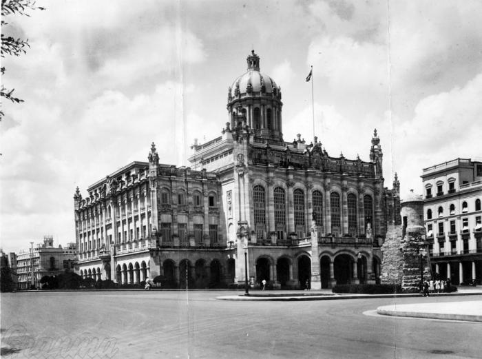 Vista del Palacio Presidencial (por su entrada principal y la terraza norte).