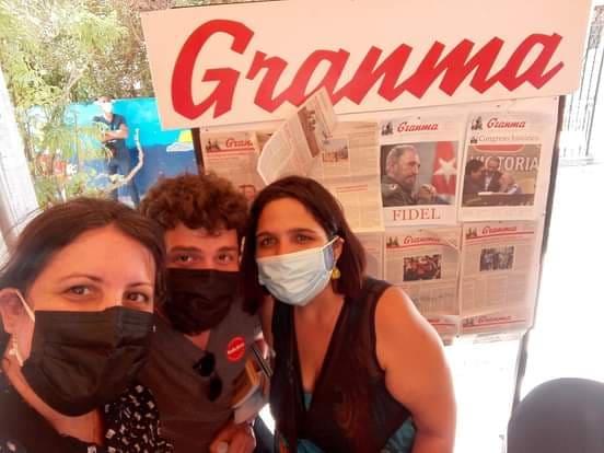 Equipo de Granma junto a Michel E. Torres, colaborador autor de la columna Doble Filo