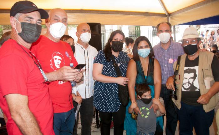 Nuestro equipo junto a Rogelio Polanco, Jefe del Departamento Ideológico del Comité Central del Partido, y a Gerardo Hernández, Héroe de la República de Cuba