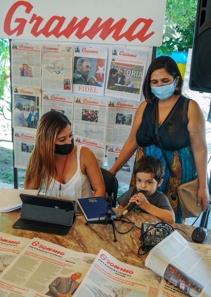 Yisell Rodríguez Milán, Jefa de la Redacción Multimedia, y Lianet Rojas, comunicadora institucional