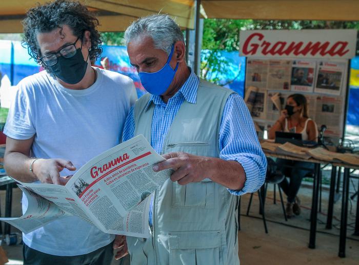 Maykel Espinosa, fotógrafo de Juventud Rebelde, y José Manuel Correa, fotógrafo de Granma