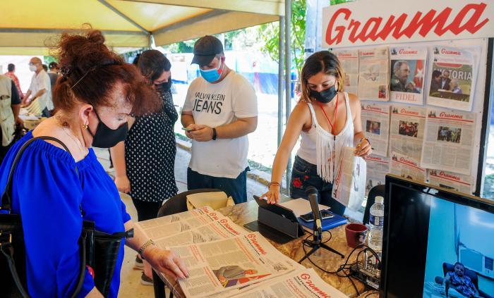 Las personas visitan el stand del periódico Granma