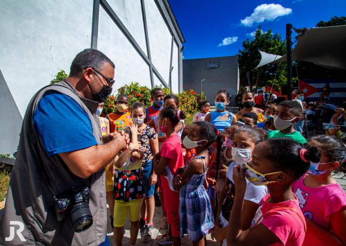 Ricardo López Hevia, fotógrafo de Granma, imparte un taller de fotografía a los niños