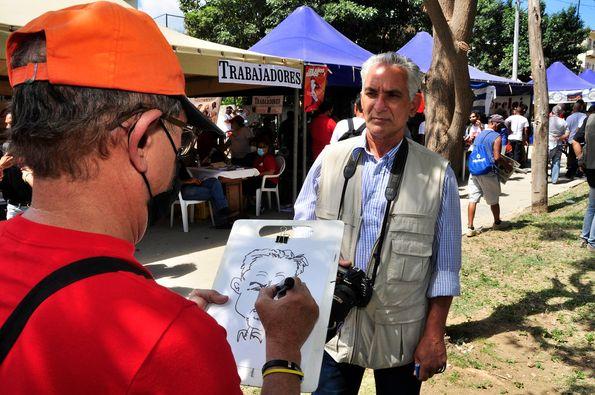 Colegas de otros medios dibujan caricaturas de los periodistas y del pueblo, a pedido