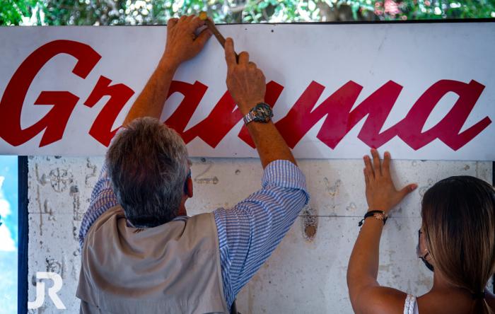 Instante en que organizábamos el stand de Granma