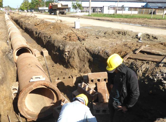 En la ampliación del tramo de la Carretera Central dentro de la capital camagüeyana se procede a la
colocación de la tubería, que garantizará el adecuado drenaje de las aguas pluviales. FOTO DEL AUTOR