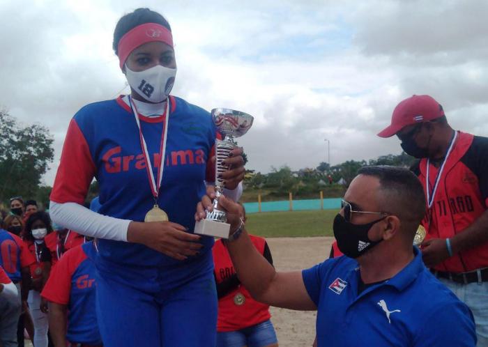 Juan Reinaldo Pardo, comisionado nacional de beisbol y softbol, entregó a Yilian Tornés, la atleta más útil del torneo, el trofeo de campeonas. foto del autor       
