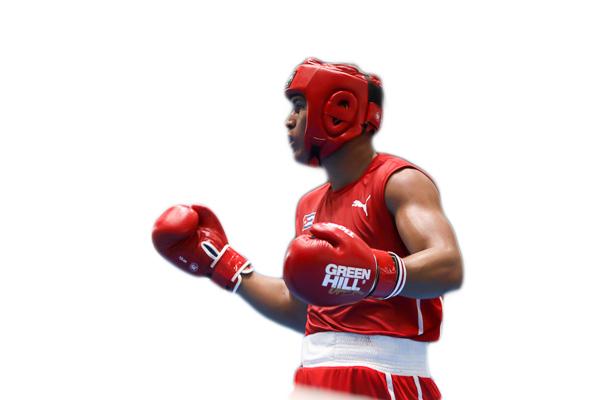 Adrián Fresneda (rojo), de Cuba, recibe conteo de protección durante su combate frente a Marlon Hurtado, de Colombia, en la semifinal de los +91 kg del Boxeo 